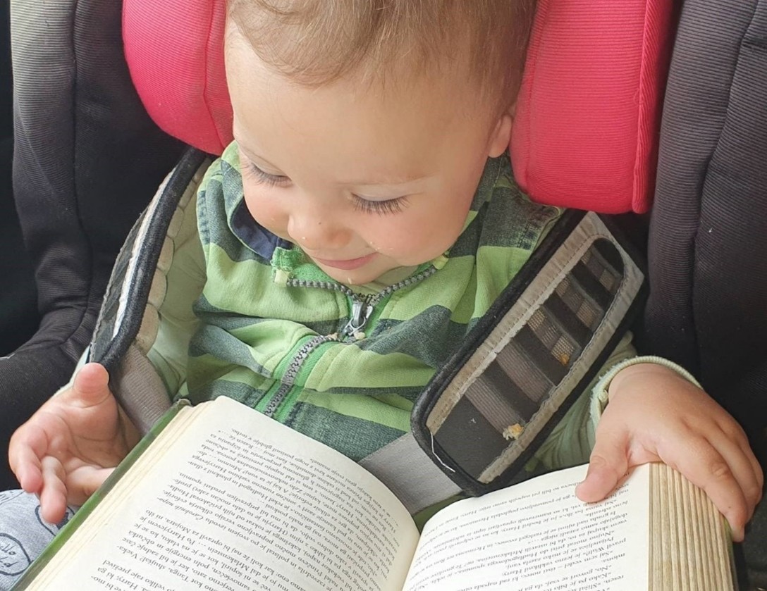 otrok bere knjigo v avtu